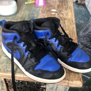 Air Jordan 1 mid hyper royal size 2 boys see tag